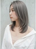 グレージュ×ダブルカラー。透明感ミディアムレイヤーカット