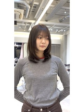 アナ ラーナ(Anna Lanna) 柔らかカーキグレージュ×レイヤーカット