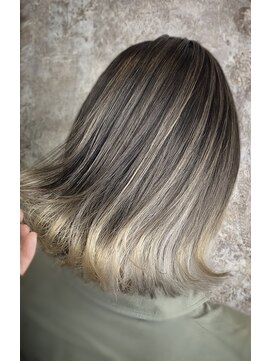 ゴリラビスケッツ(GORILLA BISCUITS) バレイヤージュ 切りっぱなしボブ［桜木町/横浜/みなとみらい］