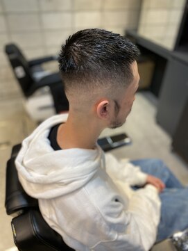 フランクスバーバー アンド ビアークラブ(FRANK'S BARBER and BEER CLUB) ショートレイヤークロップスキンフェードバズ