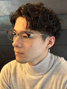 ディスイズバーバーフォース(THIS IS BARBER 4th) 刈り上げセンターパート 波巻きツイストスパイラルパーマ 30代