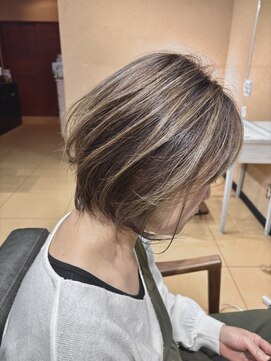ポレポレ(Pole-Pole) 白髪ぼかしハイライト × 大人ショートボブ