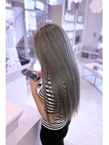 ヘアメイクアン(Hair Make Une)&nbsp;シルバーの艶感にうっとり♪ロングストレートが可愛い◎