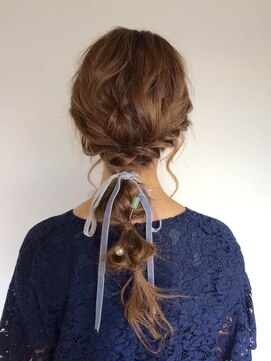 エトランジェ(Etrange) 大人可愛いリボンアレンジ/ふんわりサイド編み込 み