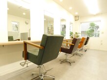 コタ ヘアサロン(KOTA HAIR SALON)の雰囲気（全席違う色でお洒落なセット面です。）