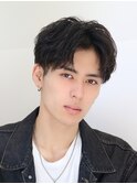 大人の色気漂う強めニュアンスパーマ 刈り上げセンターパート