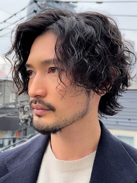 大人の波巻きスパイラルパーマミディアムロングメンズカットヘア