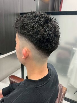 スキンフェード ハイフェード 短髪 刈り上げ　黒髪