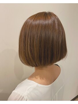 スタジオ アルファプラス 日暮里店(studio α+) ステップボーンカットカットボブショートハイライト白髪ぼかし