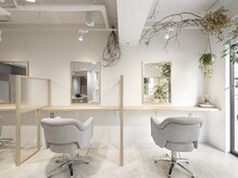 ローウェ 青山 表参道(Louwe)の雰囲気（自然光溢れる店内でセット面には１席ずつ仕切りがございます*）