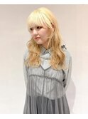 ブロンド　ホワイトブロンド　ウェーブ巻き　ブリーチカラー