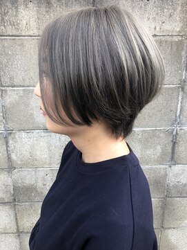 にしはら 美容室 【倉地雄介】シルバーグレージュ×ショートボブ