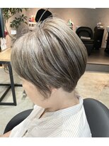 アンデイ(unday)&nbsp;白髪ぼかしハイライト×ハンサムショート