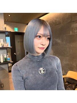 ユーザ(YUZA) シルバーグレー×コンパクトボブ