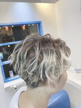 ウーロス(uros.) ホワイトカラー×ウェーブ