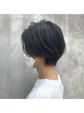 ルアン(Luann) ダークグレージュ × ショートボブ