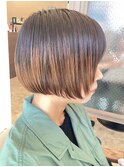 ショートボブ×個性的なデザインカラーで