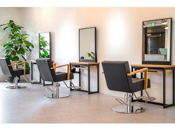 シフターズ(SIFTERS)の写真/ただ髪を整えるだけでなく、心まで満たされるサロン。癒しと美を同時に叶える特別な時間をご提供します♪