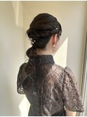 編み込みローポニーヘアアレンジ