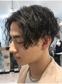 前下がりセンターパートツイストスパイラルパーマツーブロック