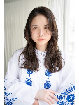 マグノリア オモテサンドウ(MAGNOLiA Omotesando) ウザバングが可愛い柔らかネビージュロング・・・HINATA