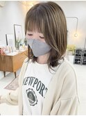 オリーブベージュのミディアムくびれヘア