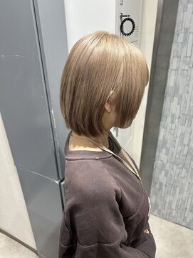 グラッジ 池袋(GLADGE) ミルクティー ハイトーンボブ ケアブリーチ ダブルカラー