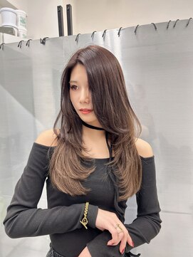 ロムーク 表参道(LOMKH) ミディアムレイヤーロングレイヤーカット顔周りベージュ