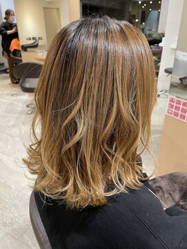 オレンジ 十三店(ORANGE) 切りっぱなし ミディアムヘア で外ハネスタイル!