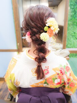 ヘアデザイン ステラ(hair design sTella) 和風の飾りをあしらった赤髪の編み下ろしスタイル