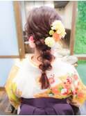 和風の飾りをあしらった赤髪の編み下ろしスタイル