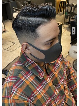 フランクスバーバー アンド ビアークラブ(FRANK'S BARBER and BEER CLUB) ハイスキンフェードサイドパートバーバースタイル