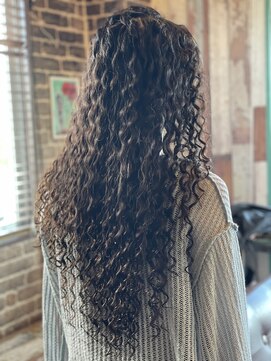 キャラ シャローネ 池袋(Chara Chalone) ロングスパイラルパーマとにかく強めパーマな個性派ちゃん