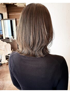 ティーシェル(TIECHEL) 小顔イメチェン、ブルーグレージュカラーくびれレイヤーボブ