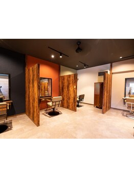 【半個室の広々空間】穏やかな雰囲気の"CALMS spa&color"で、特別なひとときを過ごしませんか？