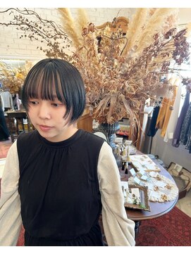 ガレージ(GARAGE) ショート　マッシュ　インナーカラー　黒髪　アッシュ