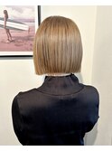20代30代ベージュカラーぱつっとボブスタイル