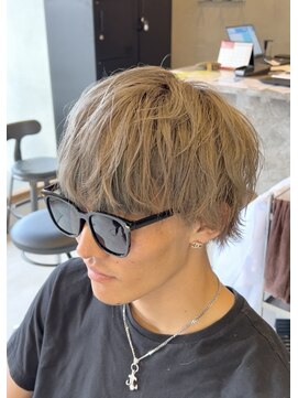 エッジ(EDGE) メンズ大分ハイトーンブリーチカラーミルクティベージュスタイル