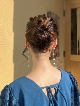 ミュー(miyuu) 【お呼ばれヘア】ミディアムでも出来る！お団子ヘアアレンジ