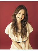 毛先に厚みを残したナチュラルウェーブのふんわりロングスタイル