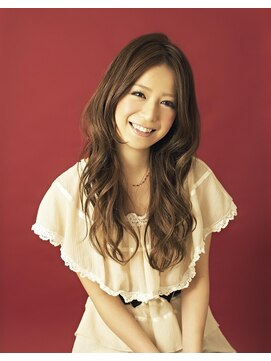 ラーサ(LaHzA) 毛先に厚みを残したナチュラルウェーブのふんわりロングスタイル