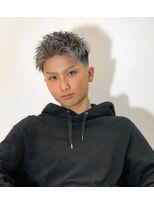 リヴィ(LiVi)&nbsp;スキンフェードアップバング×シルバーグレー