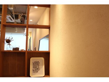 ロプート(Loput)の写真/ウッド調の広々空間で日常を忘れ、ゆったり癒やしのひとときを。キッズスペース完備◎
