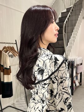 カミエ(kamie) ロングヘアを柔らかいピンクに染めた大人っぽいスタイル