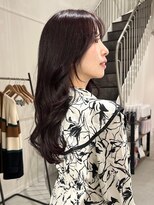 カミエ(kamie) ロングヘアを柔らかいピンクに染めた大人っぽいスタイル