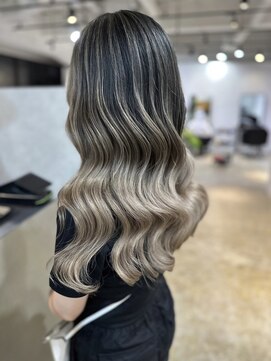 メリー オオサカ(Merly Osaka) contrast ash balayage