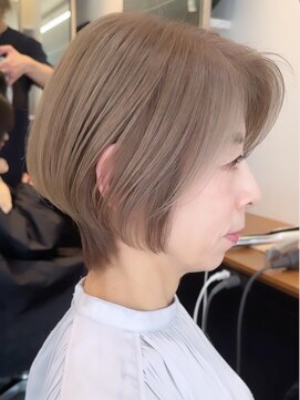 エリマ 横浜西口(elima) 横浜西口大人ショートレイヤーカットベージュカラー丸みボブ●