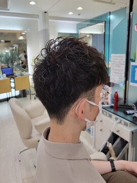 クオーター(QUARTER) くせ毛を生かしたツーブロマッシュ