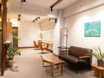 日日ヘアサロンの写真/グリーンに囲まれたこだわり内装の【大人の癒し空間】でゆったりリラックス体験を♪