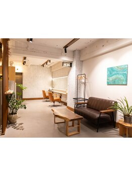 グリーンに囲まれたこだわり内装の【大人の癒し空間】でゆったりリラックス体験を♪